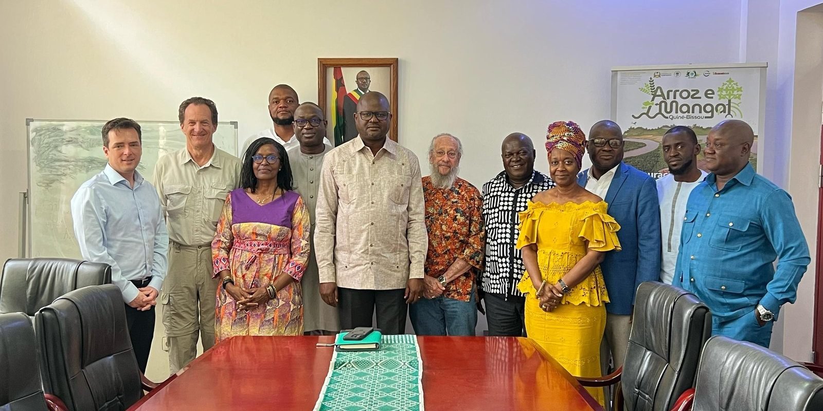 INTEGRANTES DA FUNDAÇÃO BIOGUINÉ REALIZAM VISITA DE CORTESIA AO MINISTRO DO AMBIENTE