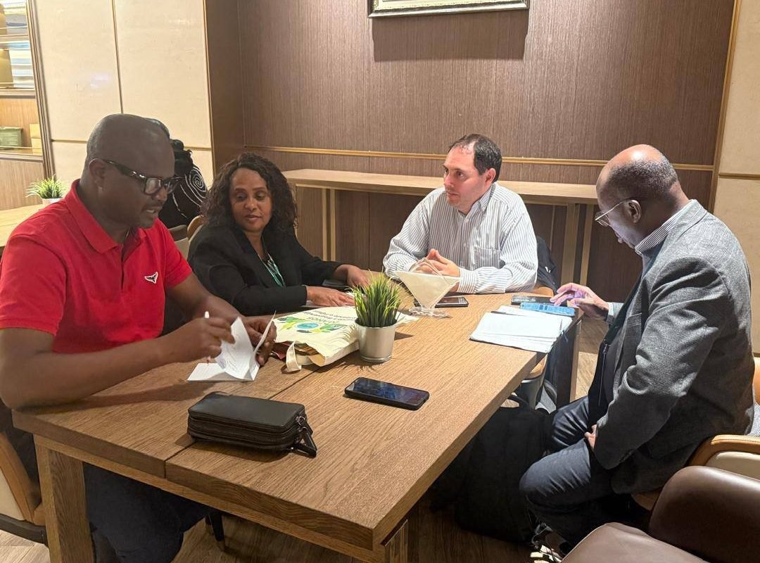 À MARGEM DA CIMEIRA AFRICANA DO CLIMA O MINISTRO DO AMBIENTE REÚNE-SE COM PARCEIROS